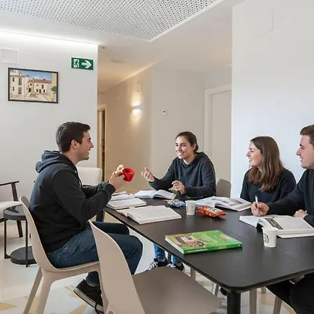Affittacamere Housing Puente De San Lorenzo *